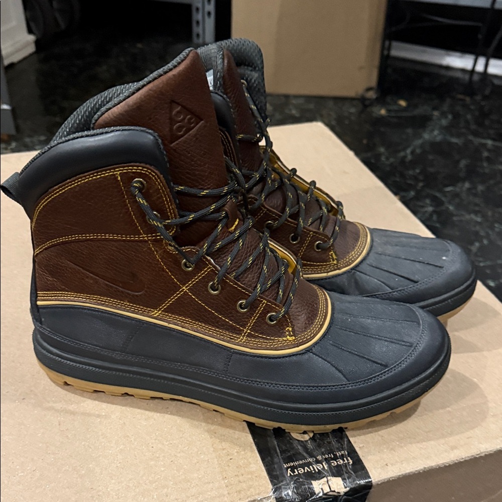 Nike ACG Men's Brown and Black Boots